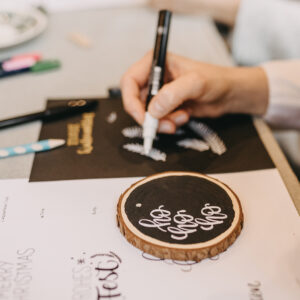 Handlettering Workshop, Weihnachten, Baumscheiben bemalen