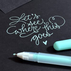 Handlettering auf schwarzem Papier